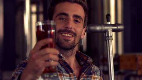 trabajador de una cervecería comprobando una pinta