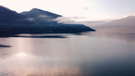 Schöne-Abendnacht-über-Dem-Thunersee-Im-Berner-Hochland-Des-Kantons-Bern-In-Der-Schweiz