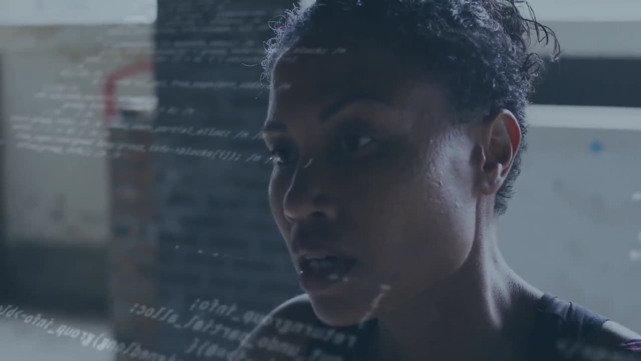 procesamiento de datos contra una mujer afroamericana cansada que se toma un descanso de hacer ejercicio