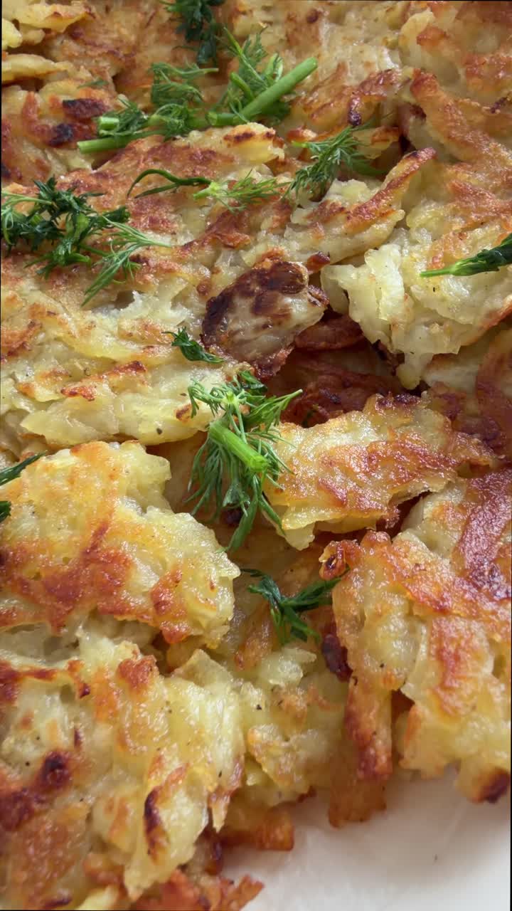 Deliziose frittelle di patate dorate guarnite con aneto fresco