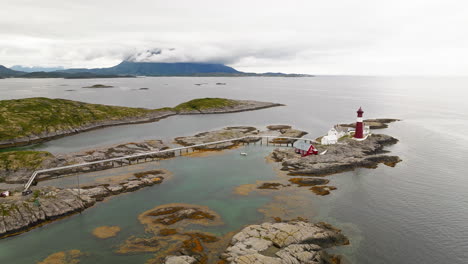 faro de tranoy fyr en la isla de tranøy, nordlandia, noruega