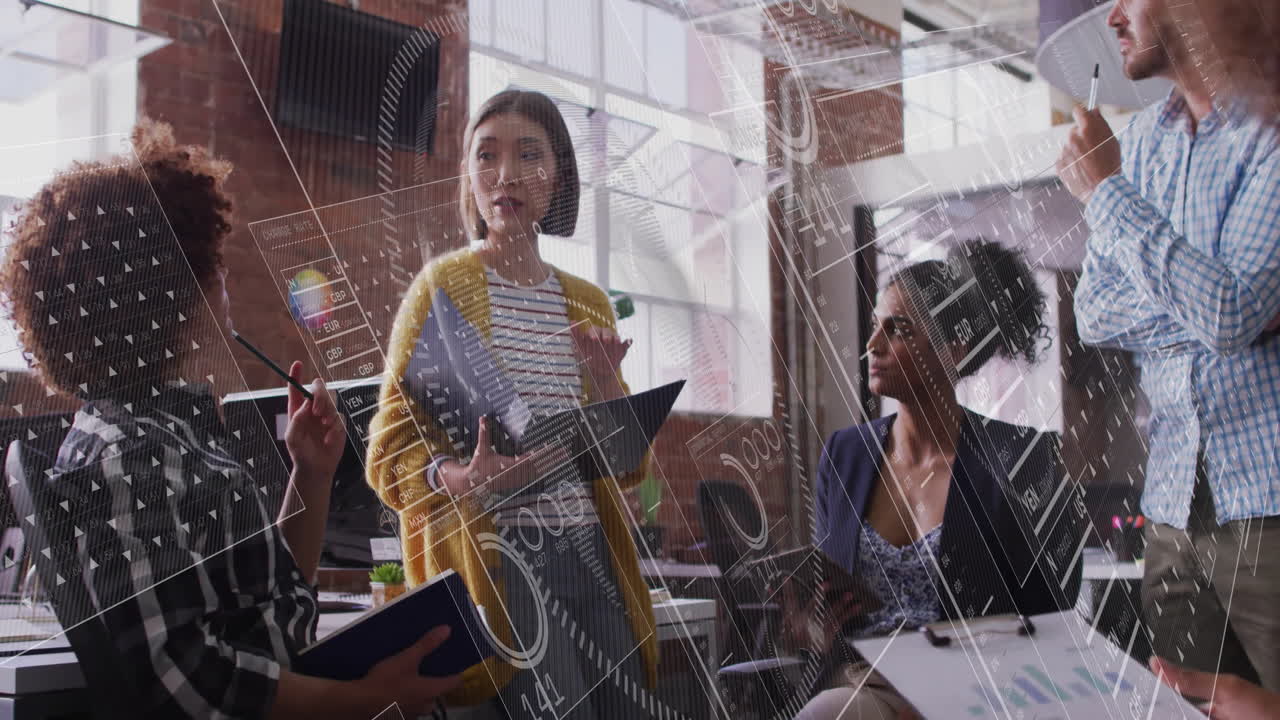 사무실에서 회의를 가진 다양한 동료들에 대한 금융 데이터 처리의 활성화