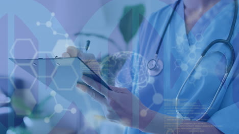 animación del procesamiento de datos médicos sobre el médico caucásico con el portapapeles