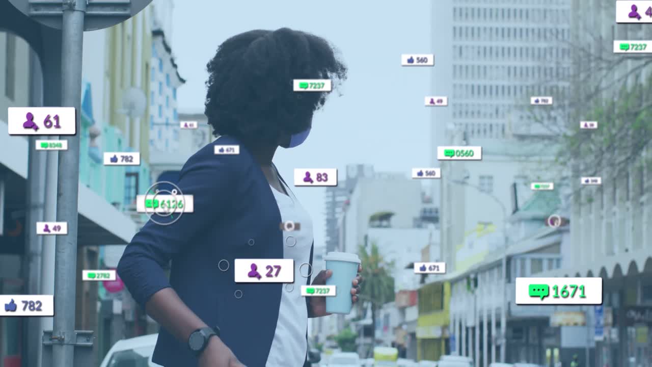 animación de notificaciones de las redes sociales sobre una mujer afroamericana con máscara facial en una calle de la ciudad