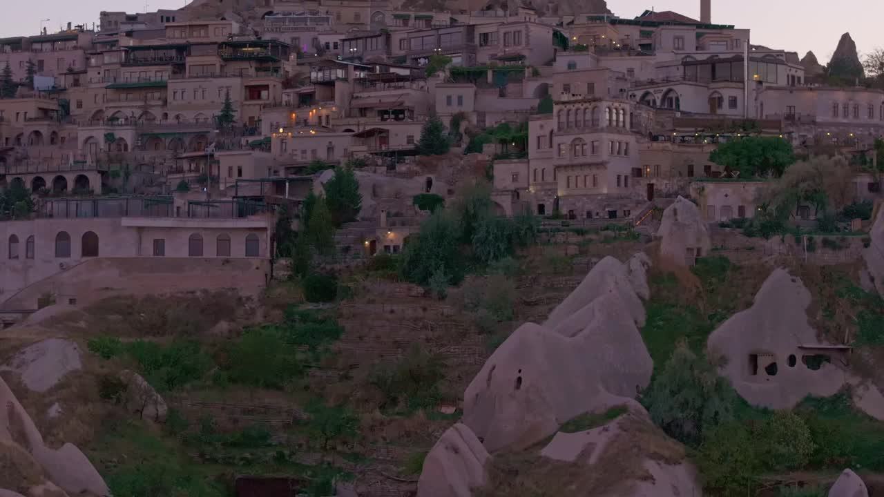 Nevsehir w Turcji oferuje magiczne zachody słońca nad Zamkiem Uchisar w Kapadocji.