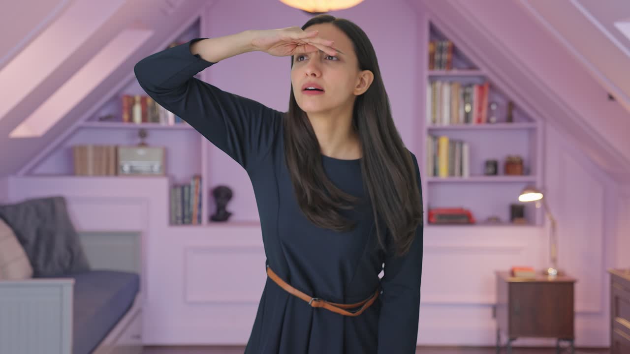 누군가를 찾고 있는 호기심 많은 인도 소녀