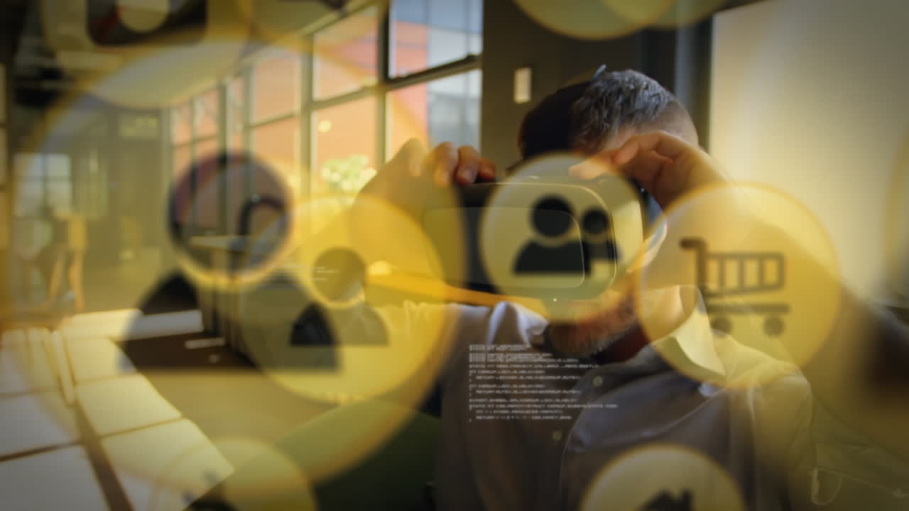 animación de procesamiento de datos e iconos de redes sociales sobre hombre caucásico con auriculares vr