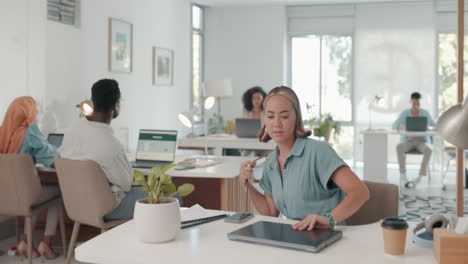 Mujer-De-Negocios,-Teléfono-Y-Computadora-Portátil-Para-Comenzar-A-Trabajar