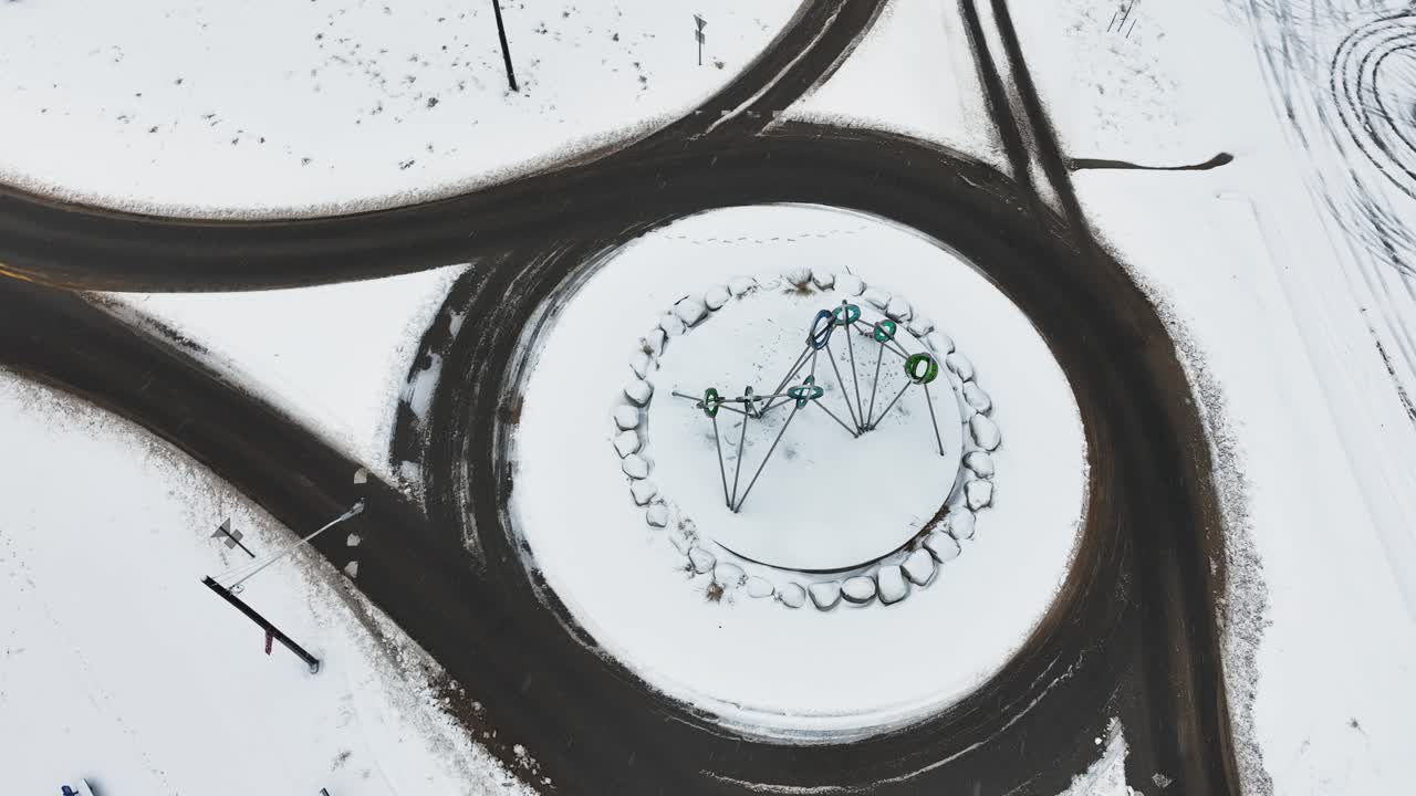 rotación suave centrada en la estatua antes de cambiar para mostrar la playa cercana