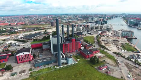 vista aérea de la ciudad de copenhague sobre la central eléctrica de oersted