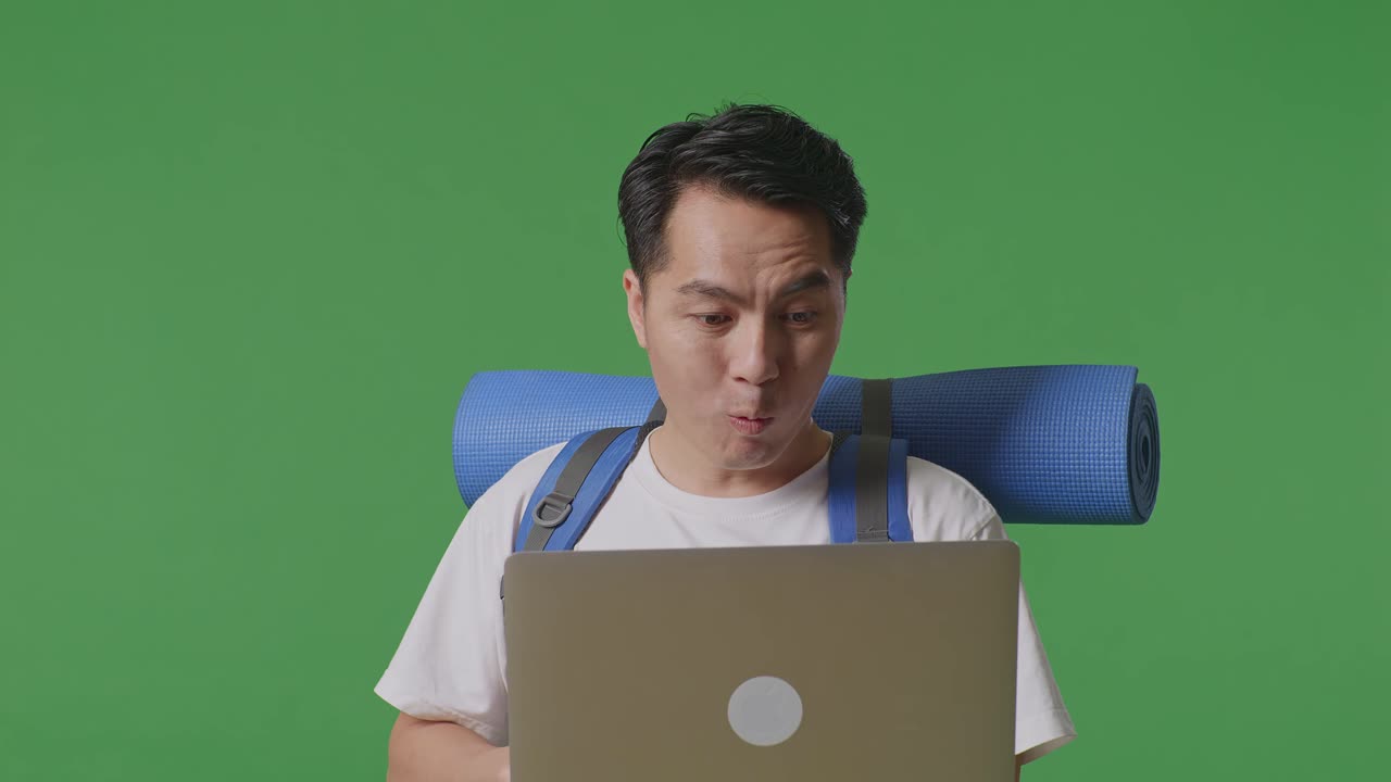 녹색 화면에 노트북과 배을 가진 남자