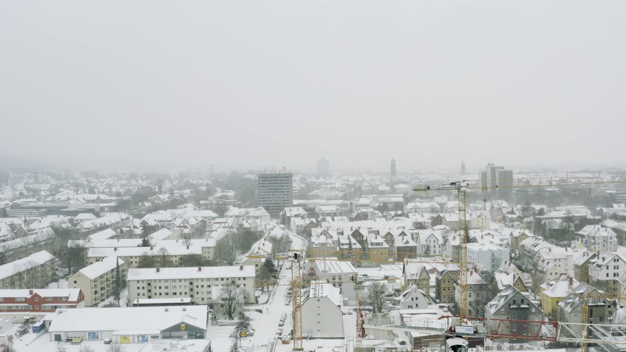 2021년 겨울 폭설 속에서 학생 도시 괴팅겐의 무인 항공기 공중 전망