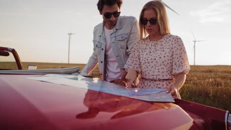 video de seguimiento de una pareja mirando el mapa al atardecer