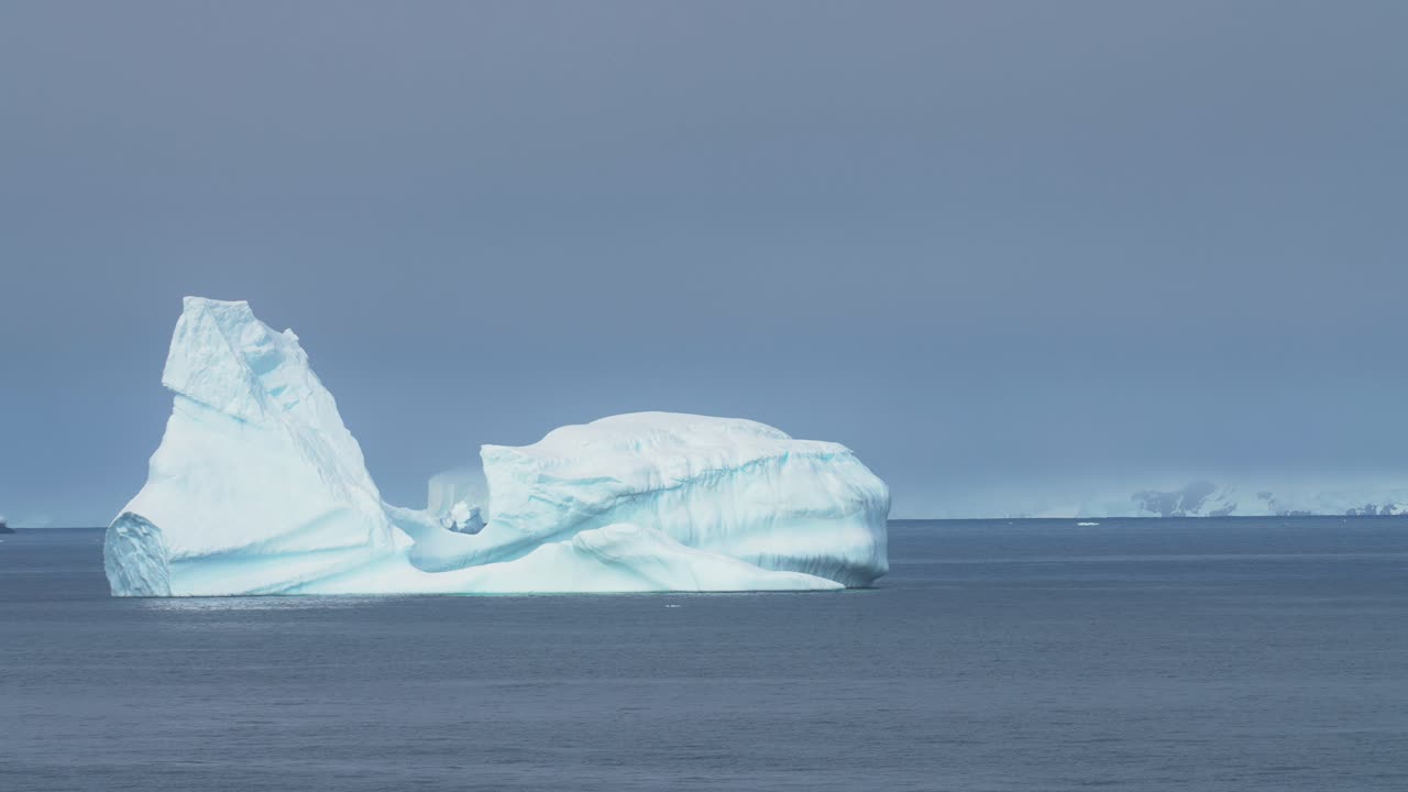 spedizione polare, navigazione su iceberg vicino alla costa dell'antartide, ghiaccio galleggiante nel freddo oceano pacifico meridionale
