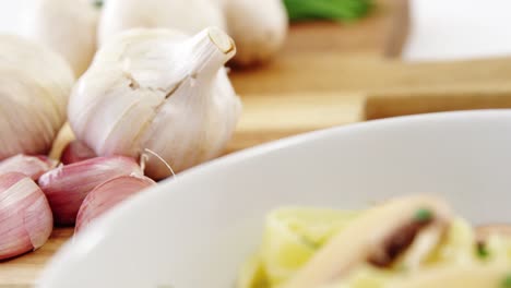 Cooked-pasta-in-bowl-with-ingredients