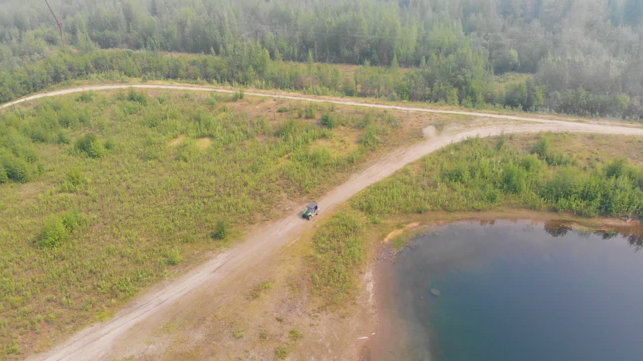 video de dron de 4k del atv conduciendo por el área recreativa del lago tanana en fairbanks, ak durante el día 5 de verano
