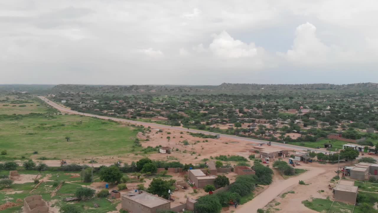 vista aérea del paisaje con la carretera saliendo hacia el horizonte cerca del fuerte de umarkot en sindh, pakistán