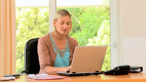 Junge-Frau-In-Einem-Büro