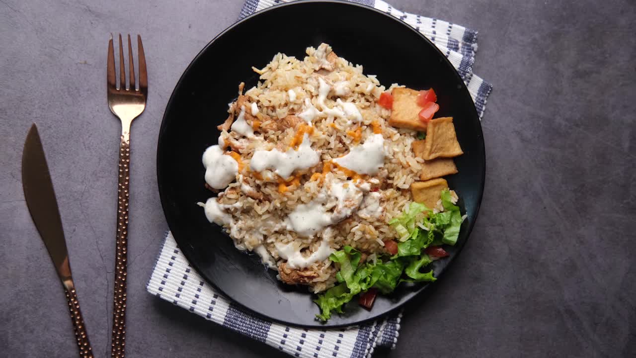 arroz de pollo con tofu y ensalada