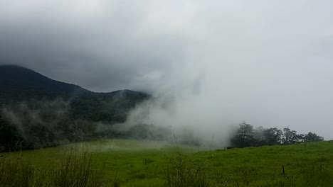 Nebliger-Nebel,-Der-Von-Den-Bergen-Heraufzieht