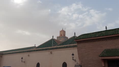 Vista-Del-Minarete-De-La-Mezquita-Ben-Youssef-En-Marrakech,-Marruecos