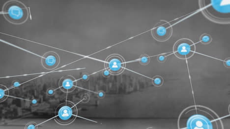 animación de una red de iconos digitales frente a una vista aérea del paisaje urbano