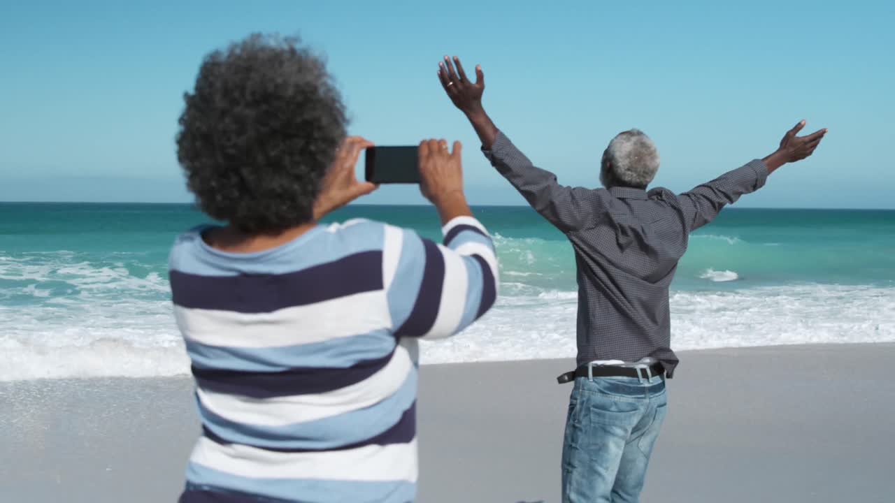 고령 여성이 노인을 사진으로 찍고 있습니다.