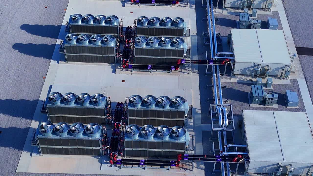 Espansione del data center di Google a New Albany, Ohio, USA, che facilita il cloud computing e mostra i sistemi di raffreddamento.
