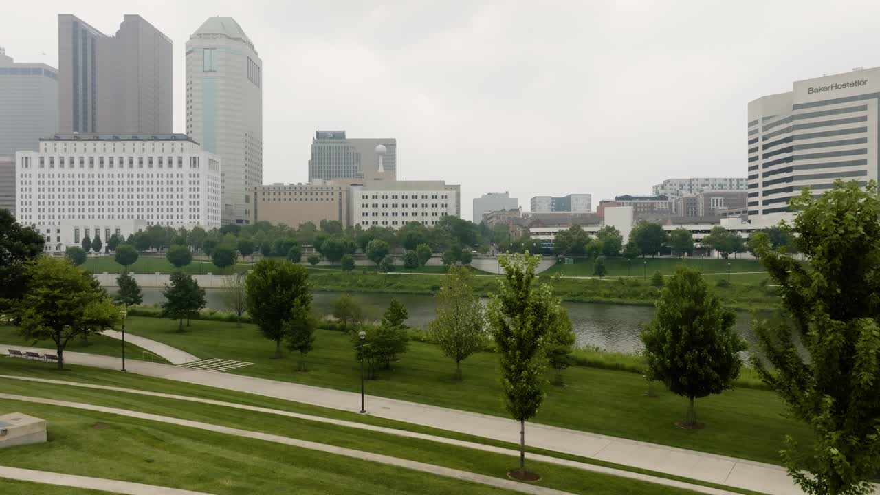 vista aérea del parque genoa en columbus, ohio, en un día de niebla y humo.