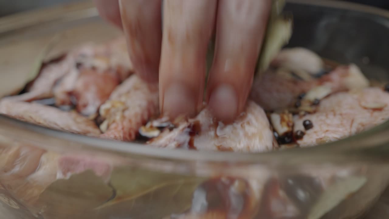 손 이  ⁇ 다리 를 캐서롤 접시 에 마린 하고 있다