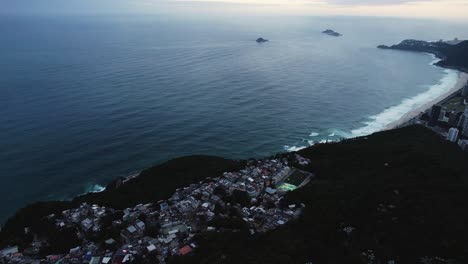 vista aérea sobre el distrito de vidigal, una noche sombría en río de janeiro, brasil