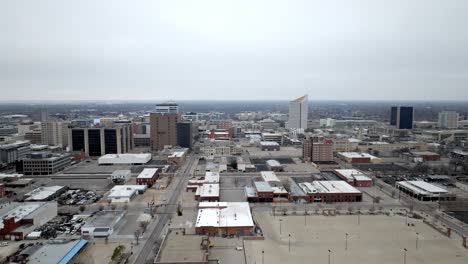 Centro-De-Wichita,-Kansas,-Con-Video-De-Drones-Moviéndose-Hacia-Los-Lados