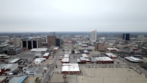el centro de wichita, kansas con el video del dron moviéndose hacia los lados