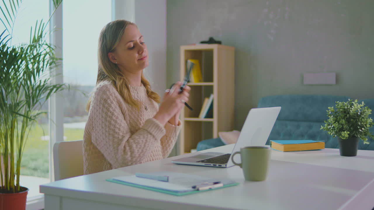 dama haciendo una conferencia telefónica.