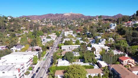 Antenne-über-Beachwood-Drive-In-Hollywood-Mit-Autos,-Die-In-Richtung-Hollywood-Schild-Fahren-1