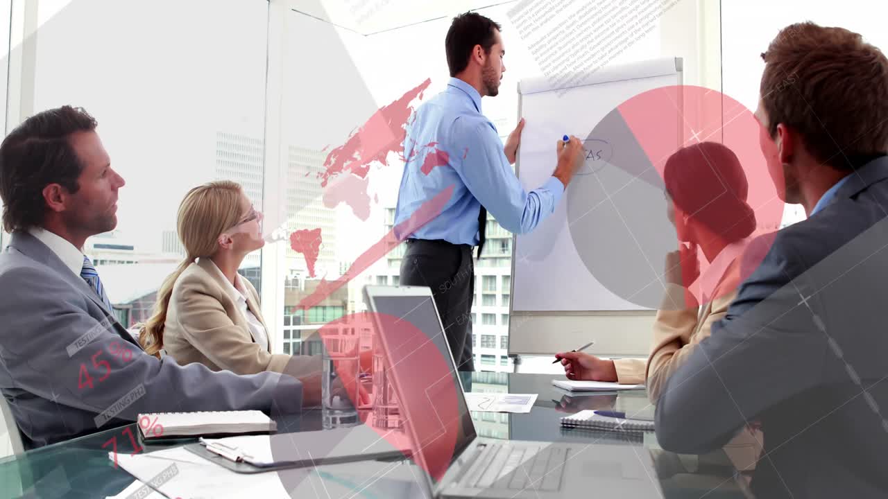 animación de la interfaz infográfica, gerente caucásico compartiendo la estrategia en la pizarra con un compañero de trabajo