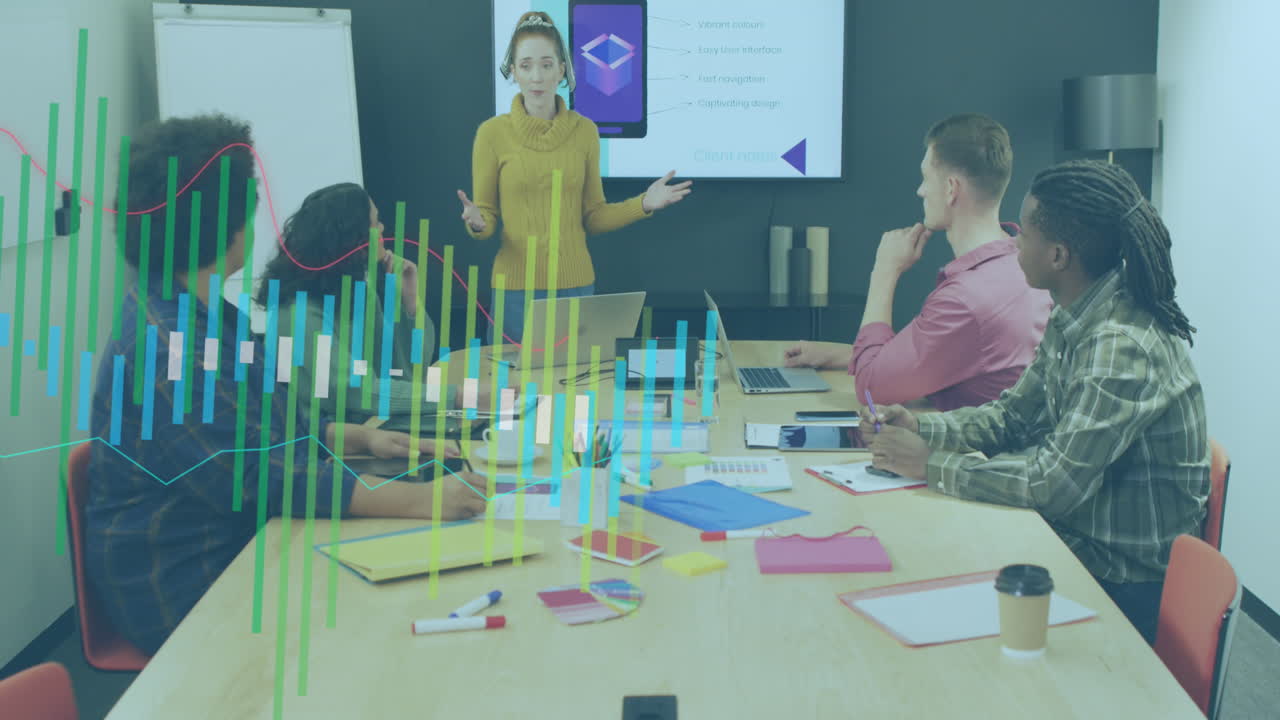 animación del procesamiento de datos estadísticos contra una mujer caucásica que hace una presentación en la oficina