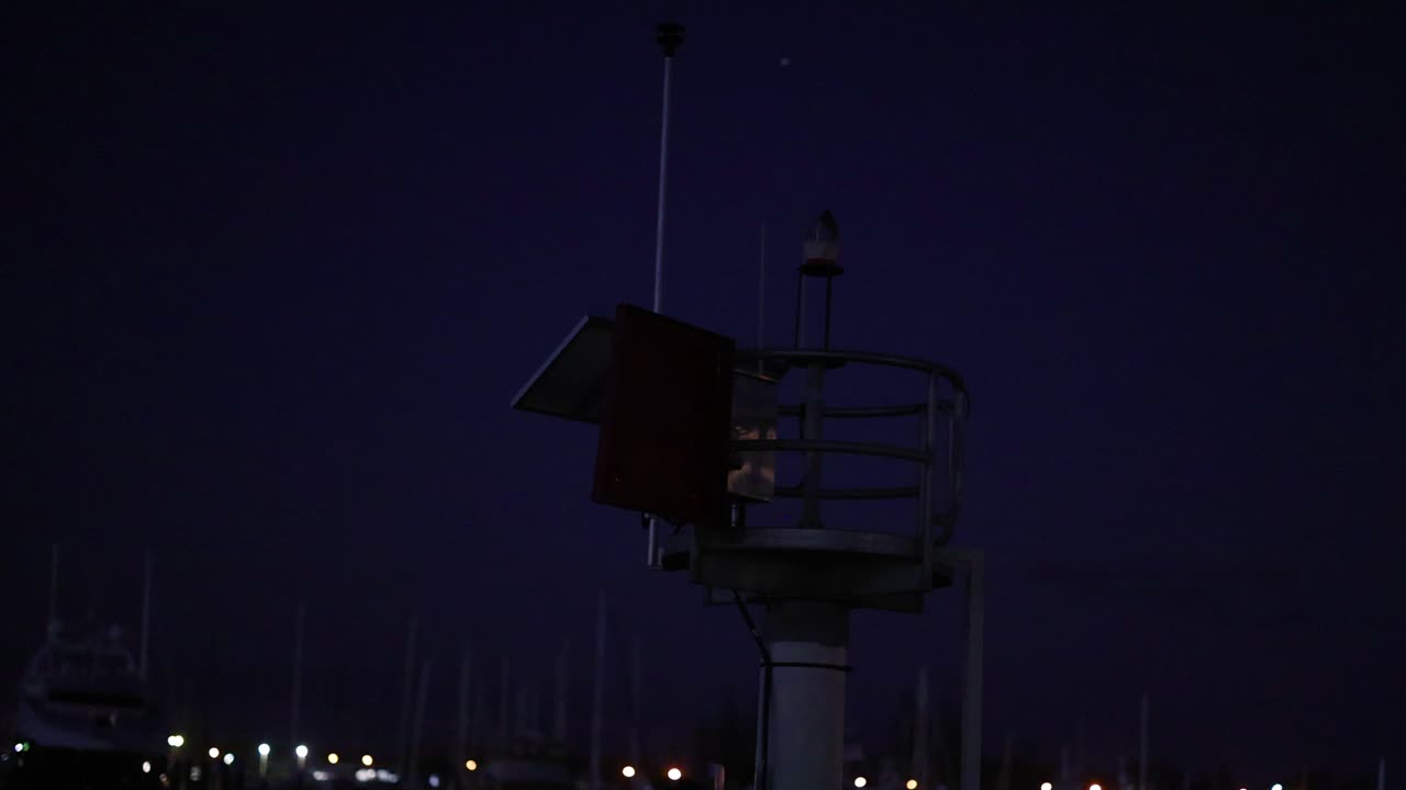 luz de navegación intermitente por la noche en la marina