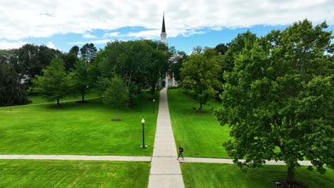 Ein-Turm-Einer-New-England-Kirche-An-Einem-College-In-Reverse-Dolly