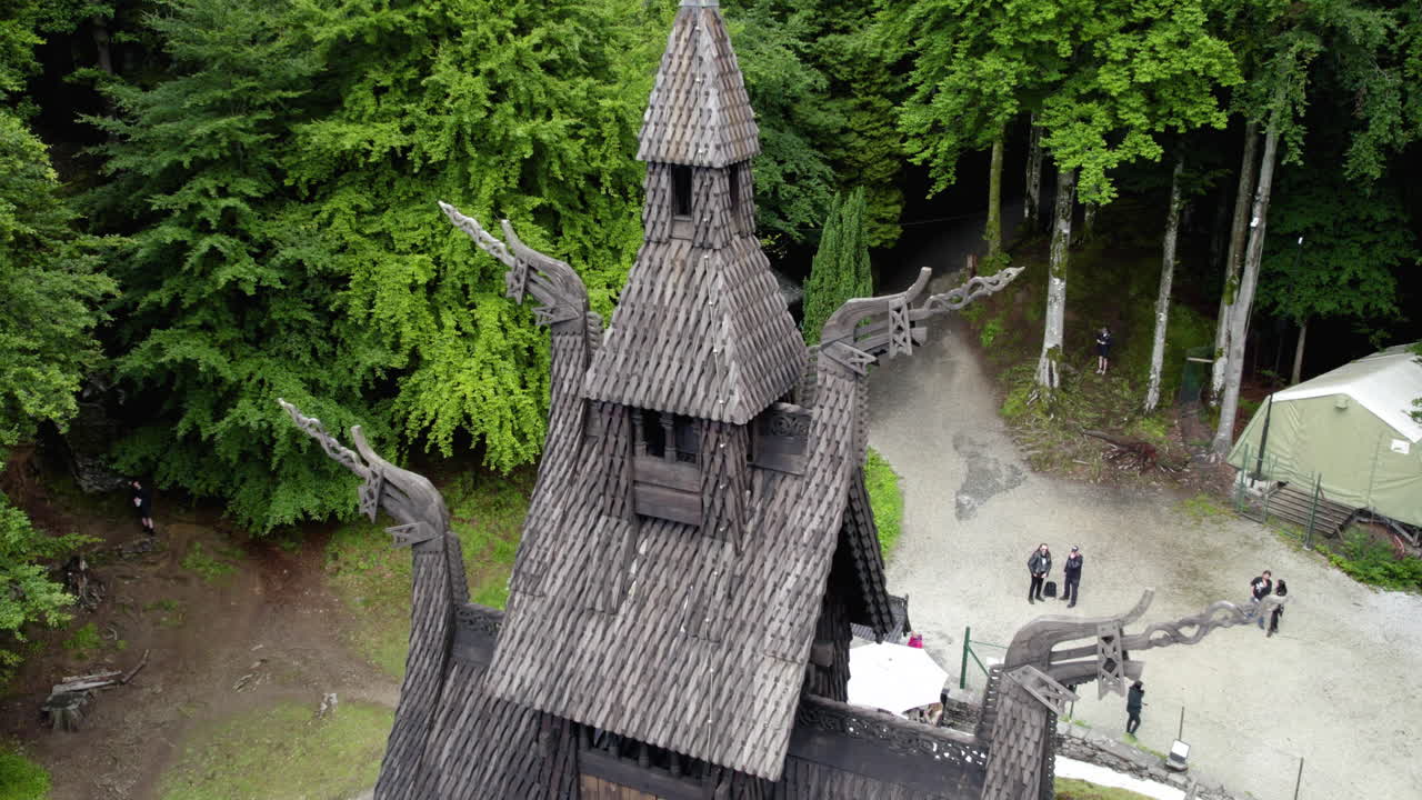 흐린 팬토프트, 노르웨이에 있는 통널 교회 탑에 대한 세부 사항의 오름차순 공중 보기