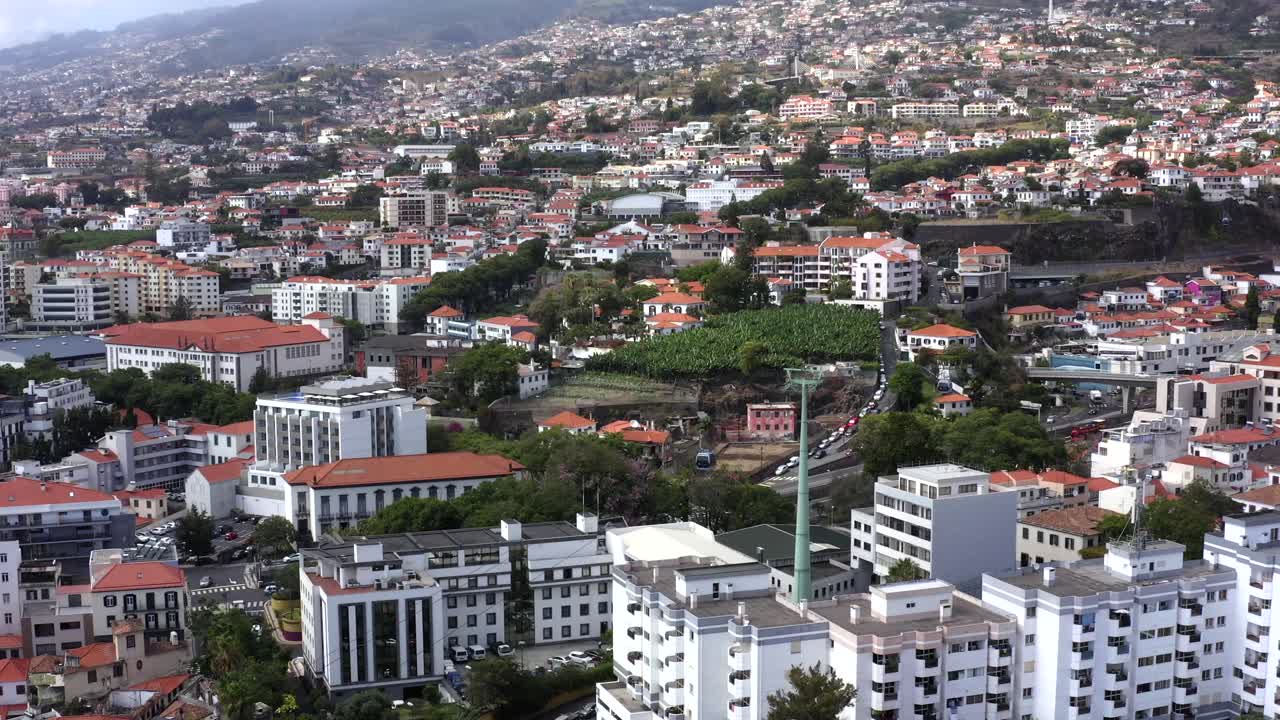 aéreo: teleférico en la ciudad junto al océano en madeira portugal