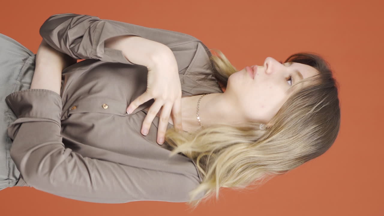 오만하고 거만한 젊은 여성의 수직 비디오.