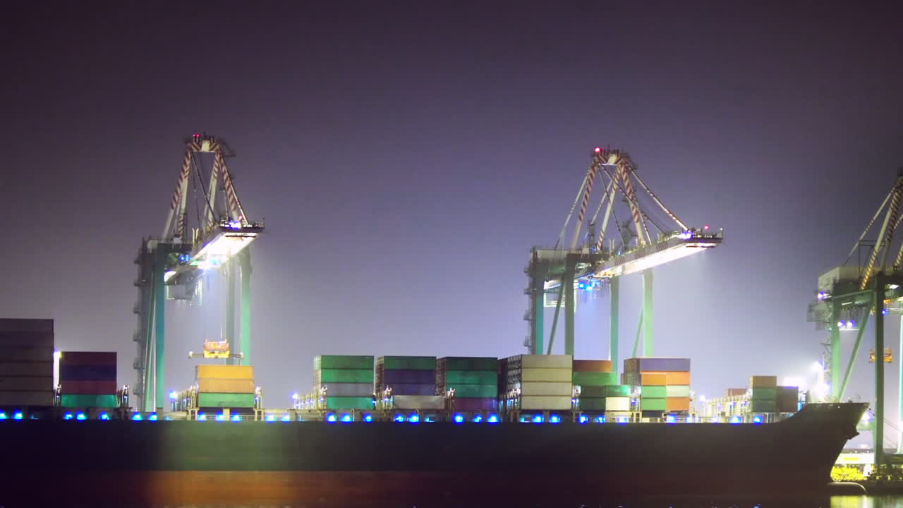 밤에 컨테이너 선박을 탑재하는 것, 쉽게 확대합니다.