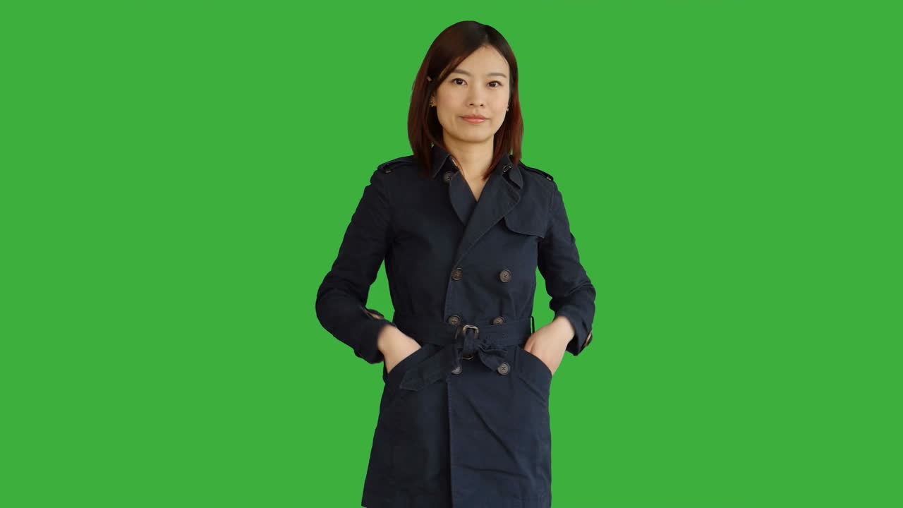 녹색 스크린을 배경으로 고립된 젊은 아시아 여성들 - 중국 여성의 초상화