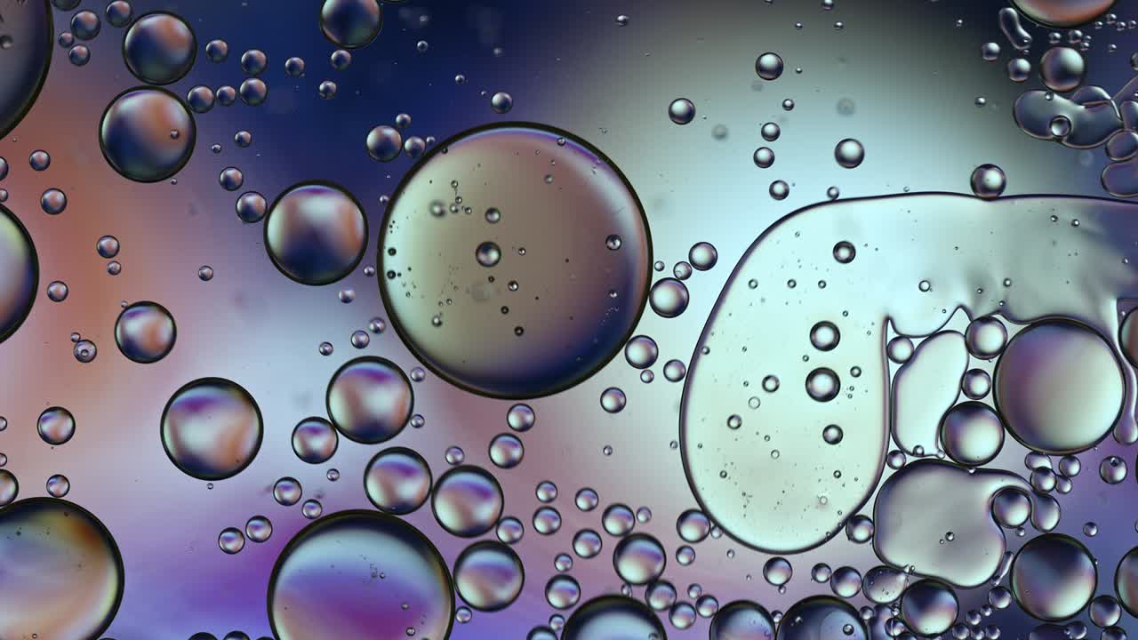 추상적인 다채로운 음식 기름 방울 거품과 구가 흐르고