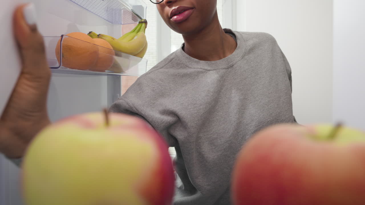 mujer tomando leche del refrigerador