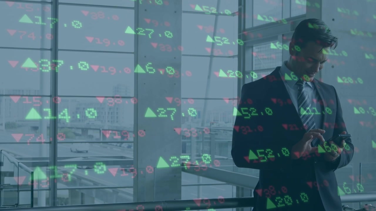 Aksjemarkedsdatabehandling mot kaukasisk forretningsmann som bruker smarttelefon på kontor