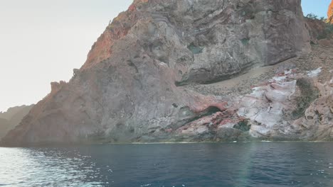 Tour-boat-at-Scandola-UNESCO-world-heritage-nature-reserve-in-summer-season,-Corsica-island-in-France