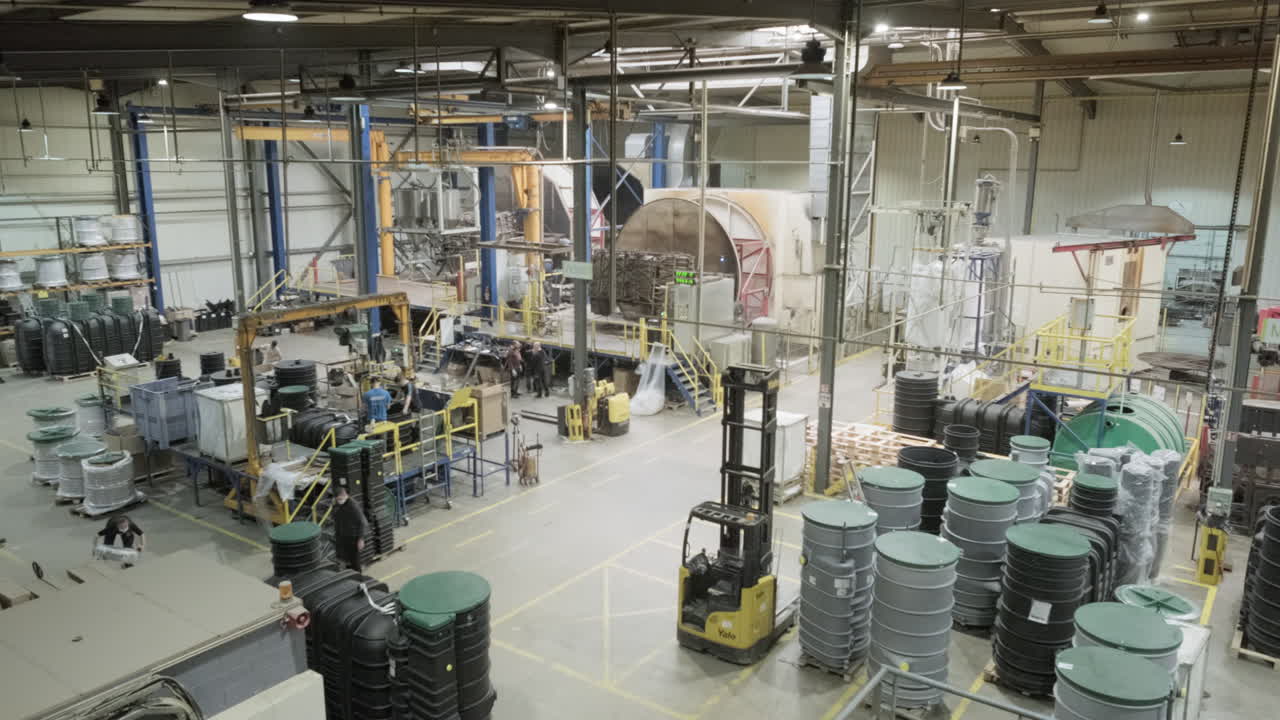 toma panorámica dentro de una planta industrial de fabricación de moldes de plástico.