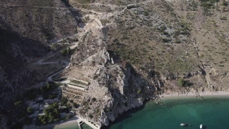 Video-De-Drones-Sobre-La-Playa-De-Zadvarje-En-La-Costa-De-Crocia-Ubicada-En-La-Riviera-De-Makarska,-Se-Ven-Barcos